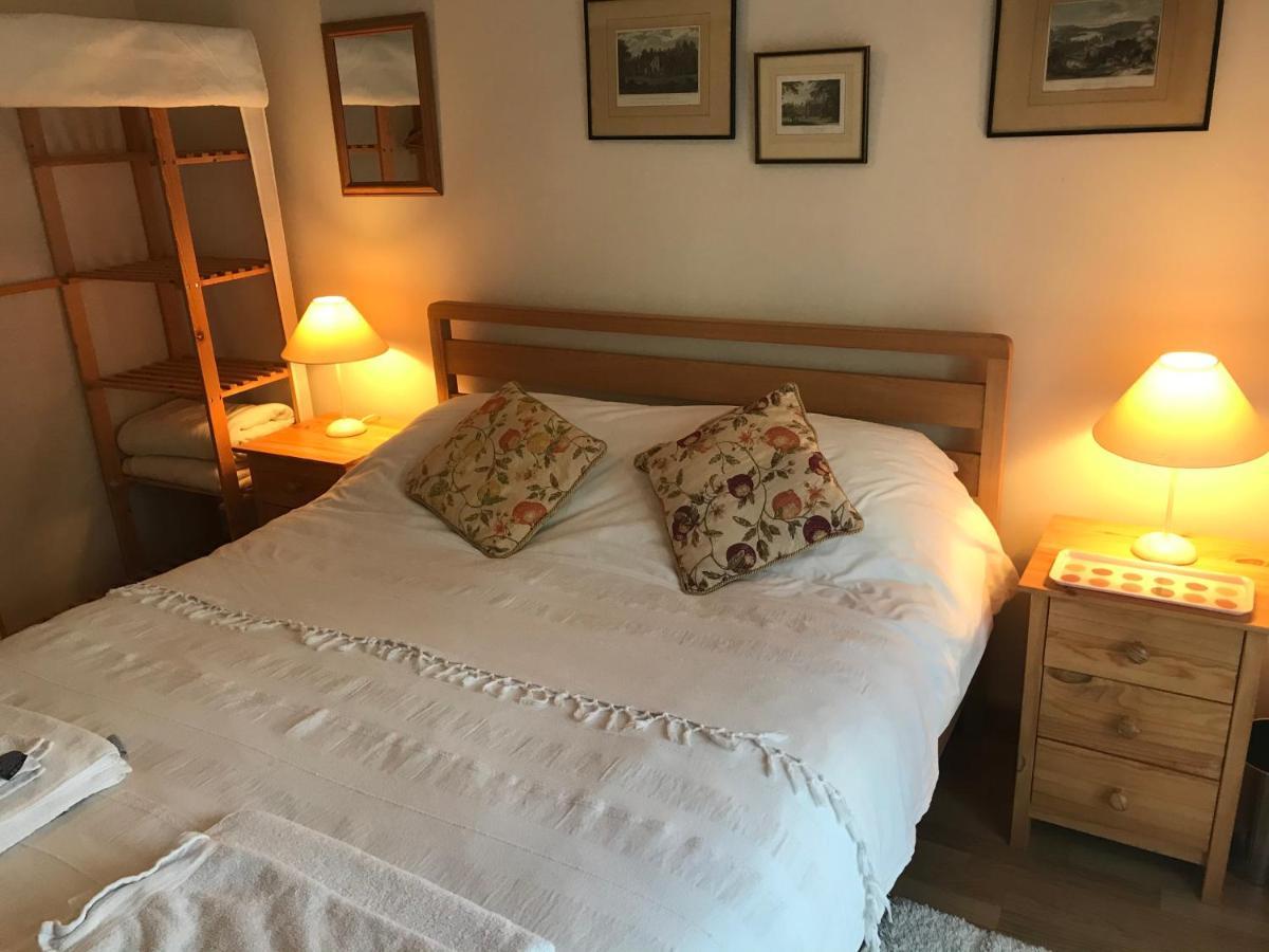 The Old Coach House Apartment Penpergwm Ngoại thất bức ảnh