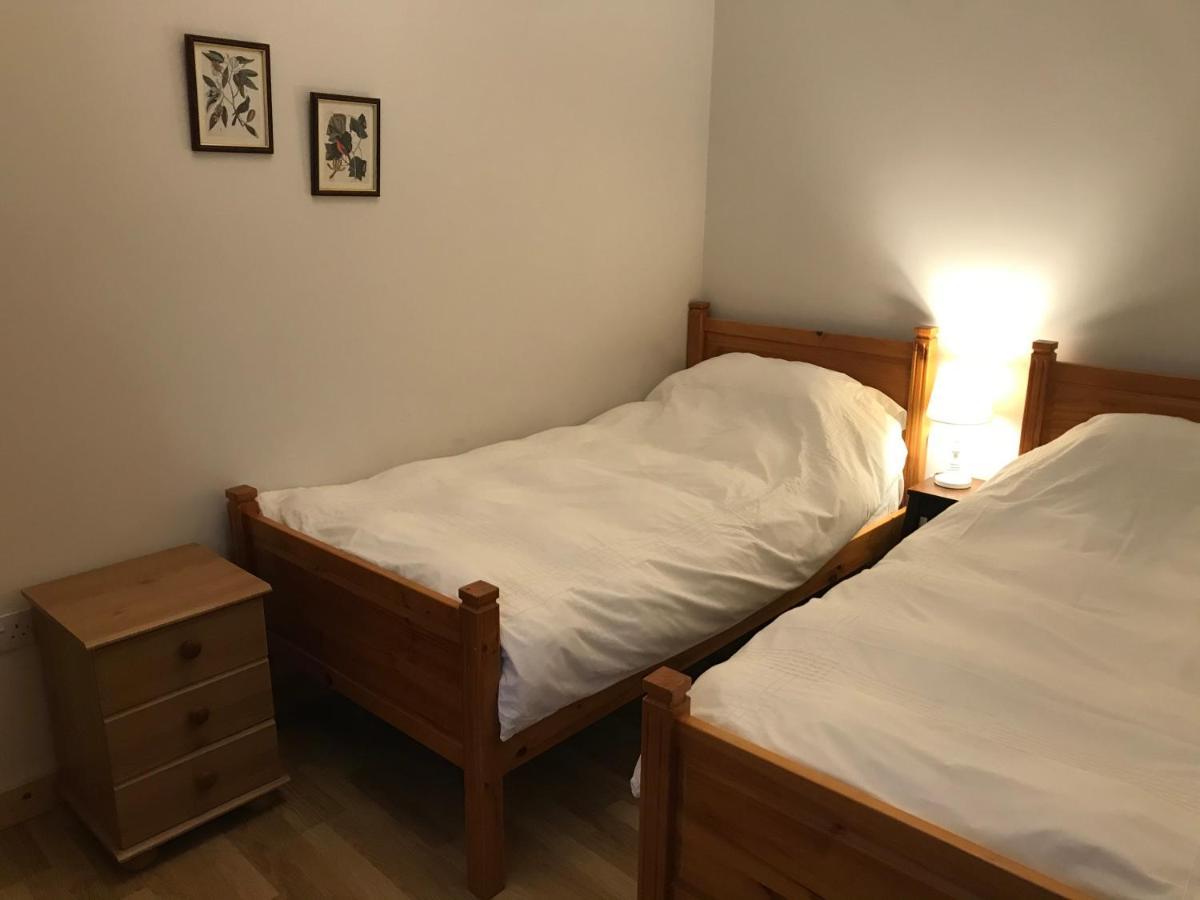 The Old Coach House Apartment Penpergwm Ngoại thất bức ảnh